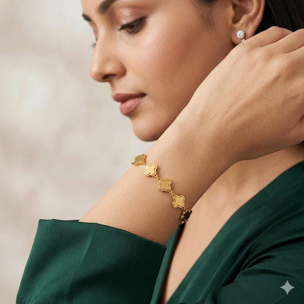 Clover charm bracelet